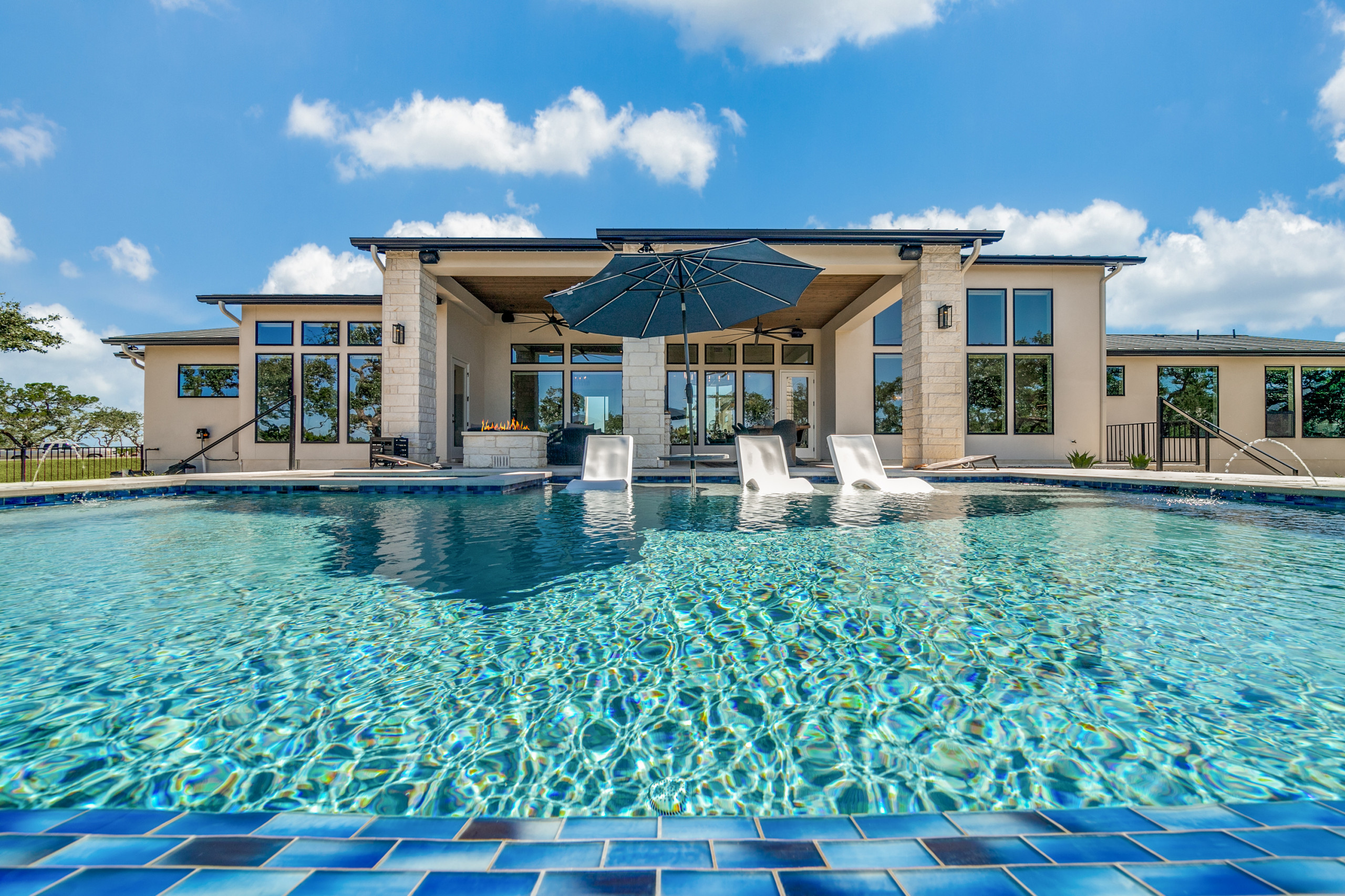Modern European: 3,830 ft², 4 BR/3 BA/1 ST