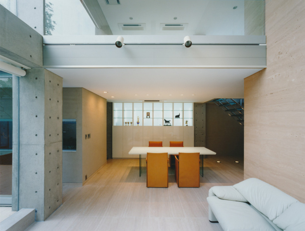 Foto di un soggiorno minimalista di medie dimensioni e aperto con pareti beige, TV nascosta, pavimento beige e soffitto in perlinato