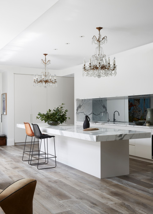 Opulent Luxury: Luxurious White Kitchen Design Ideas with Mirror Backsplash and Marble Accents
