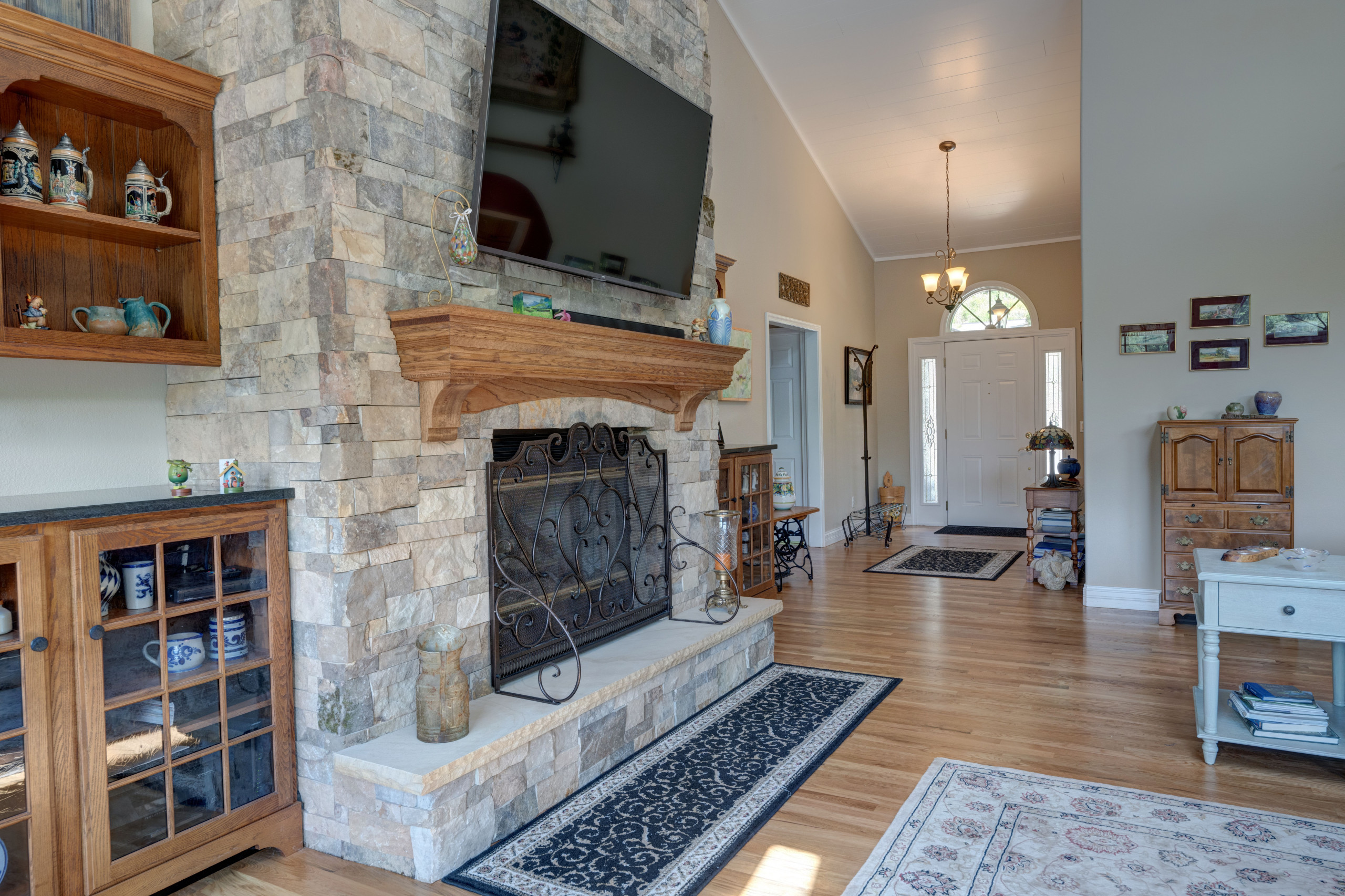 118 Chatham Lane - Ceiling, Fireplace, Floor