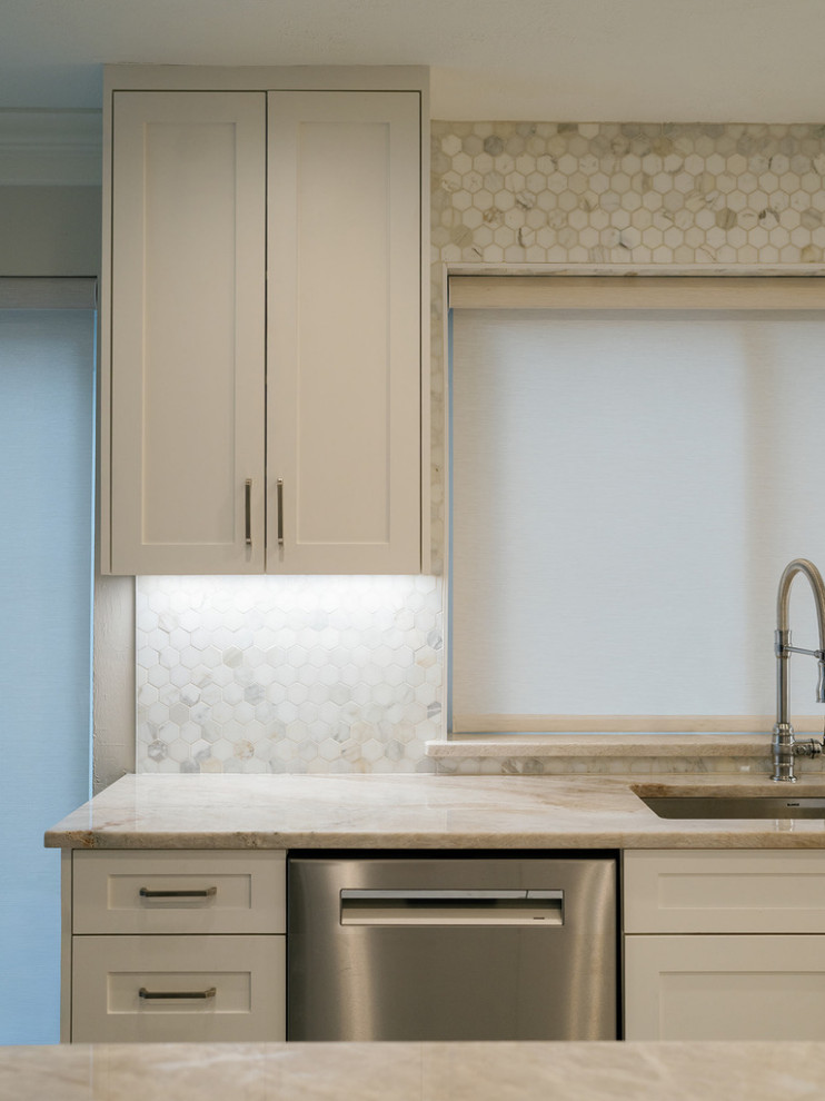 Example of a mid-sized transitional home design design in Dallas