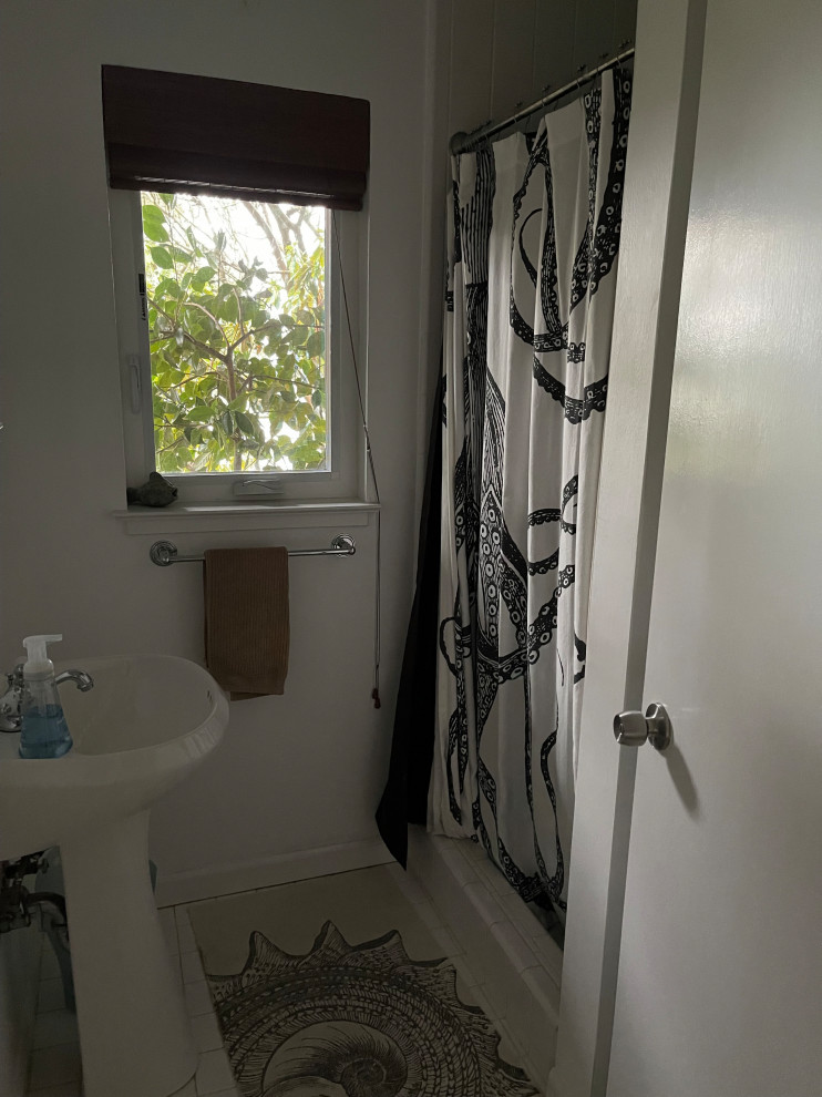 Maximize space in a small (6' x 6') bathroom