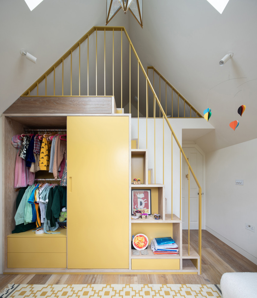 Kleines Modernes Kinderzimmer mit Schlafplatz, weißer Wandfarbe, braunem Holzboden, braunem Boden und gewölbter Decke in London