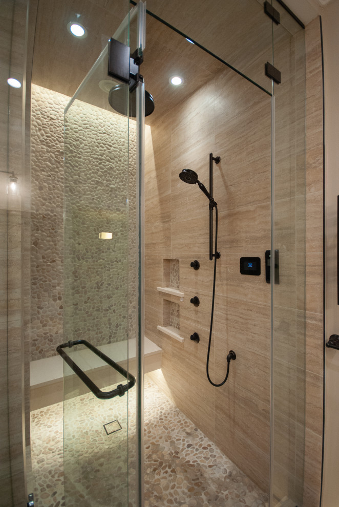 Foto på ett mellanstort medelhavsstil en-suite badrum, med ett badkar med tassar, en dubbeldusch, beige kakel, porslinskakel, beige väggar, klinkergolv i småsten, beiget golv och dusch med gångjärnsdörr