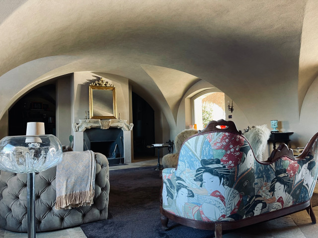 Relais-art contemporary-living-room