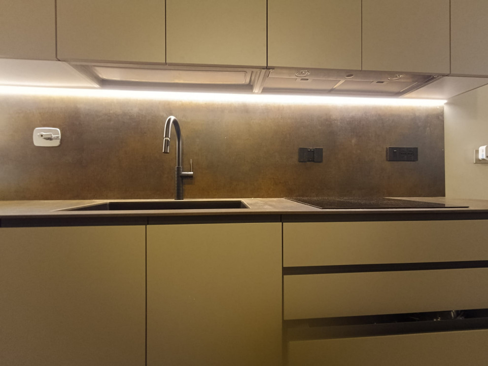 Restyling Cucina sostituzione Ante, Top HPL, Cappa, Lavello e aggiunta Colonna