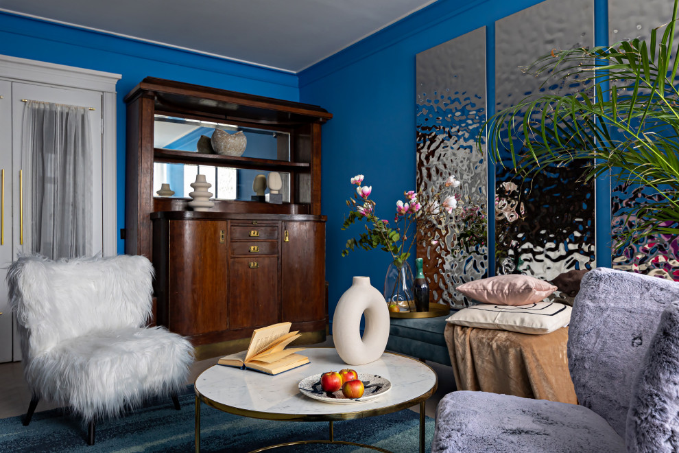 Пример оригинального дизайна: маленькая изолированная гостиная комната в стиле ретро с синими стенами, полом из ламината и бежевым полом для на участке и в саду