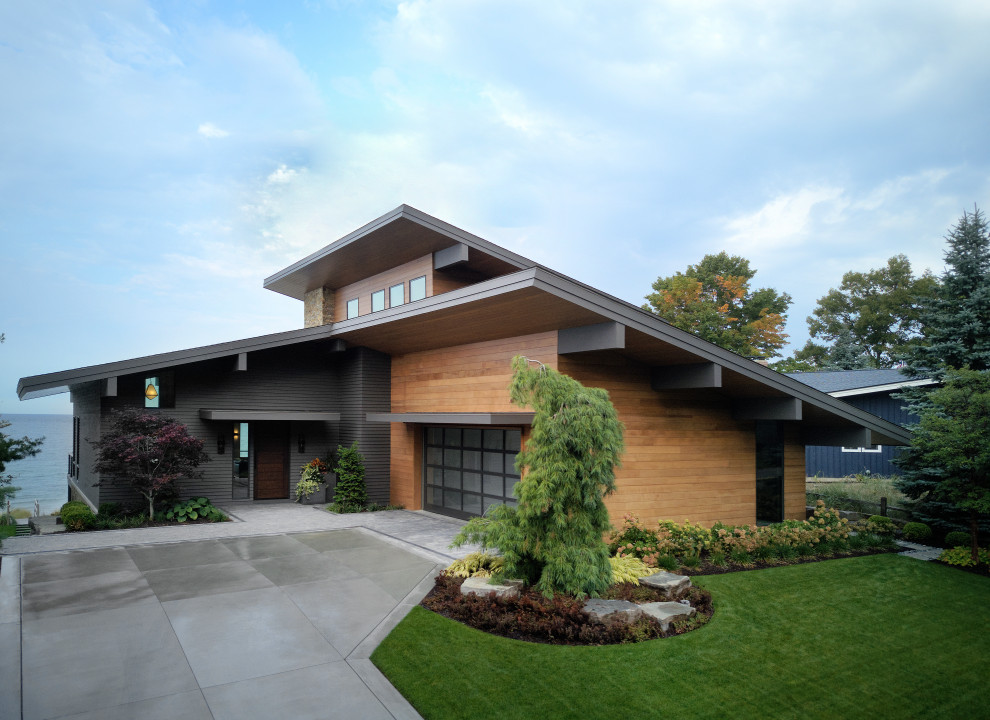 Идея дизайна: трехэтажный, деревянный, разноцветный частный загородный дом в стиле модернизм с односкатной крышей