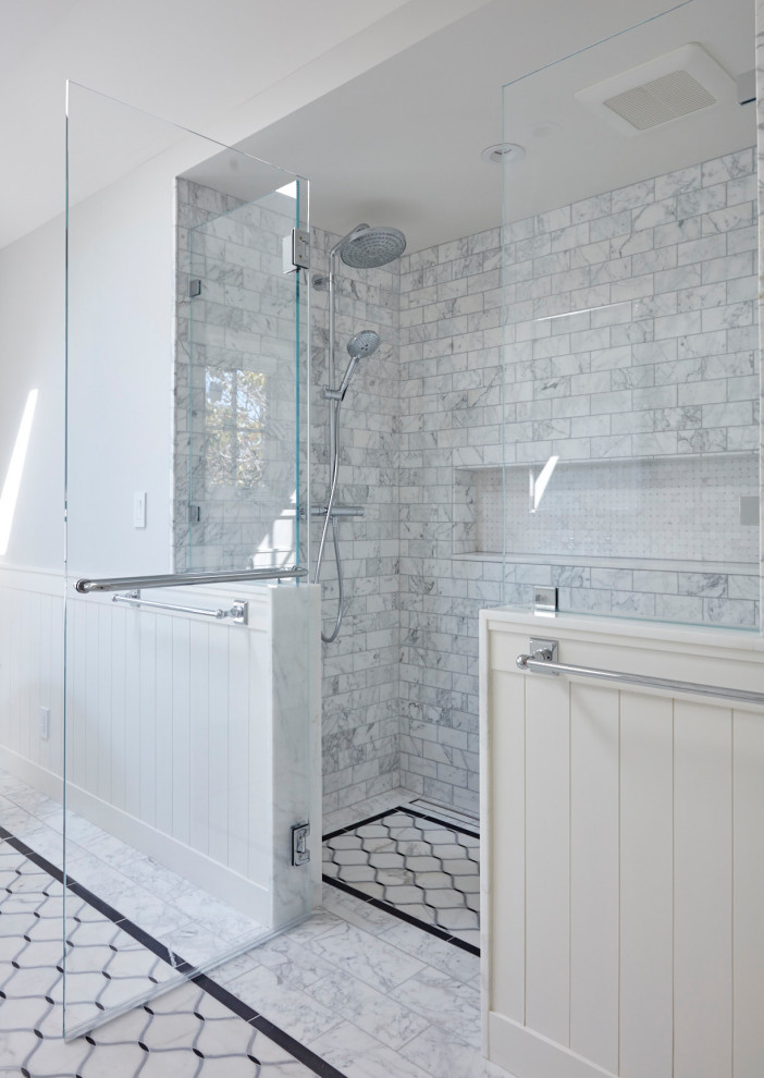Exempel på ett mellanstort klassiskt en-suite badrum, med ett fristående badkar, en dusch i en alkov och ett undermonterad handfat