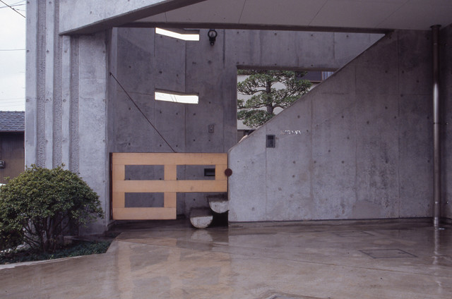 混構造 ハイブリッド 人工地盤の庭 1f鉄筋コンクリート 2 3f木造 Moderno Soggiorno Altro Di 株 独楽蔵 Komagura Houzz