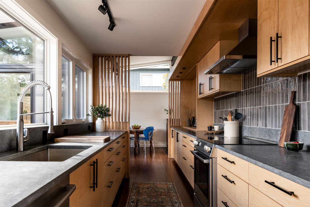 シアトルにあるミッドセンチュリースタイルのおしゃれな細長いキッチンの写真