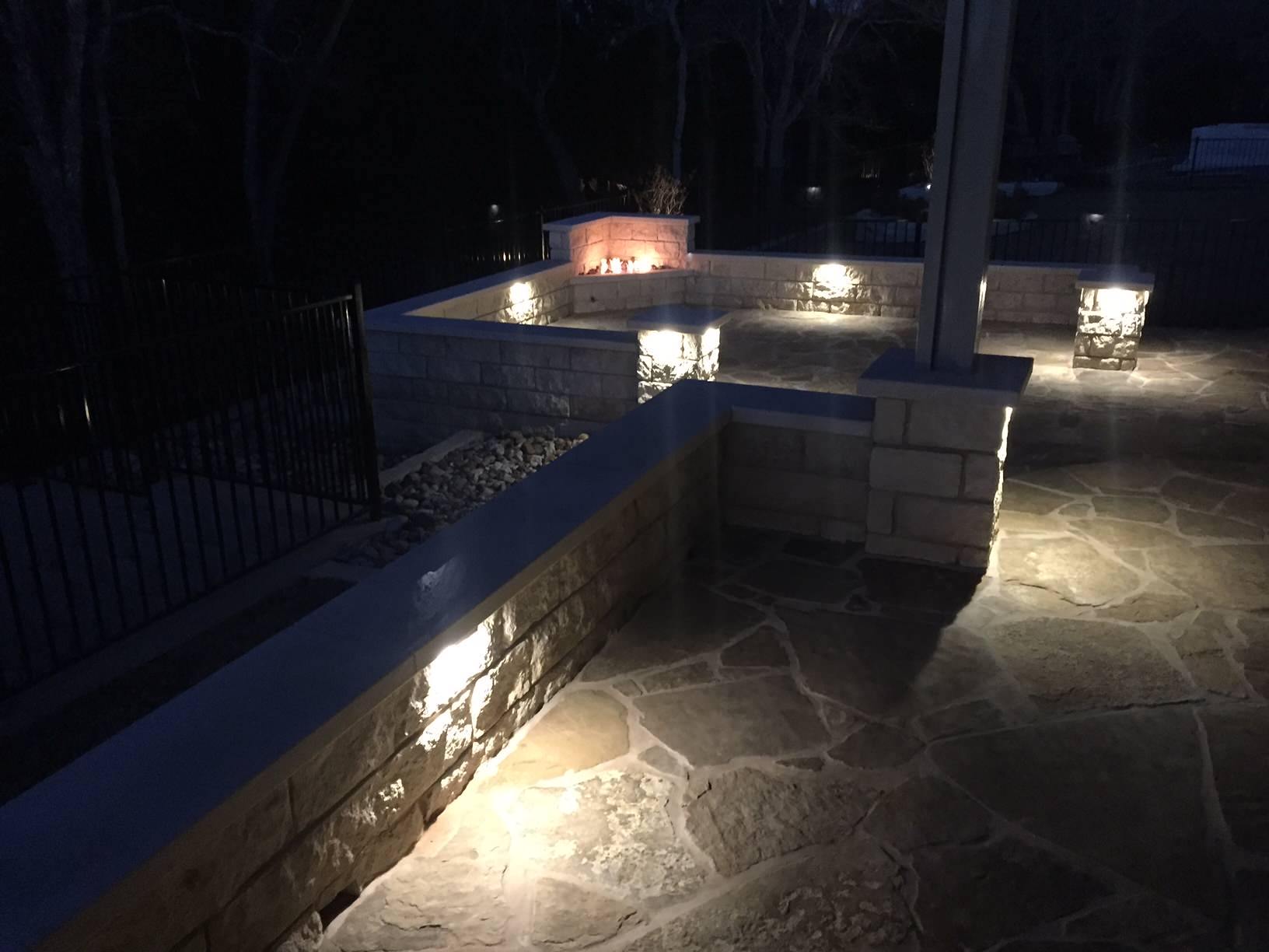 Modern flagstone patio w/ built-in corner gas fire feature & lighting