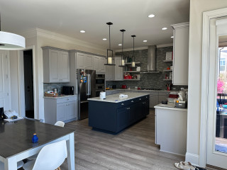 Bright, Warm Kitchen Opens Up to a Screened Porch (7 photos)