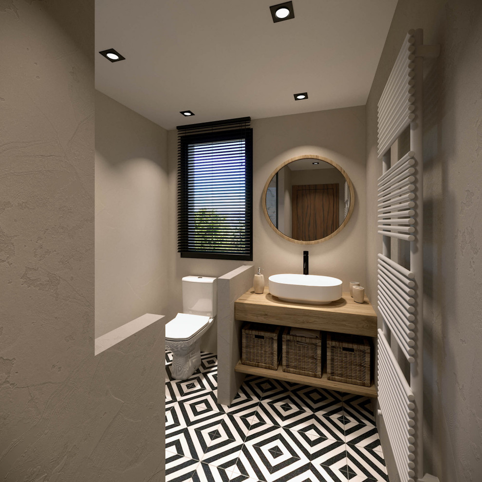 Idéer för att renovera ett mellanstort medelhavsstil beige beige badrum med dusch, med en dusch i en alkov, en vägghängd toalettstol, flerfärgad kakel, keramikplattor, beige väggar, klinkergolv i keramik, ett nedsänkt handfat, träbänkskiva, flerfärgat golv och med dusch som är öppen