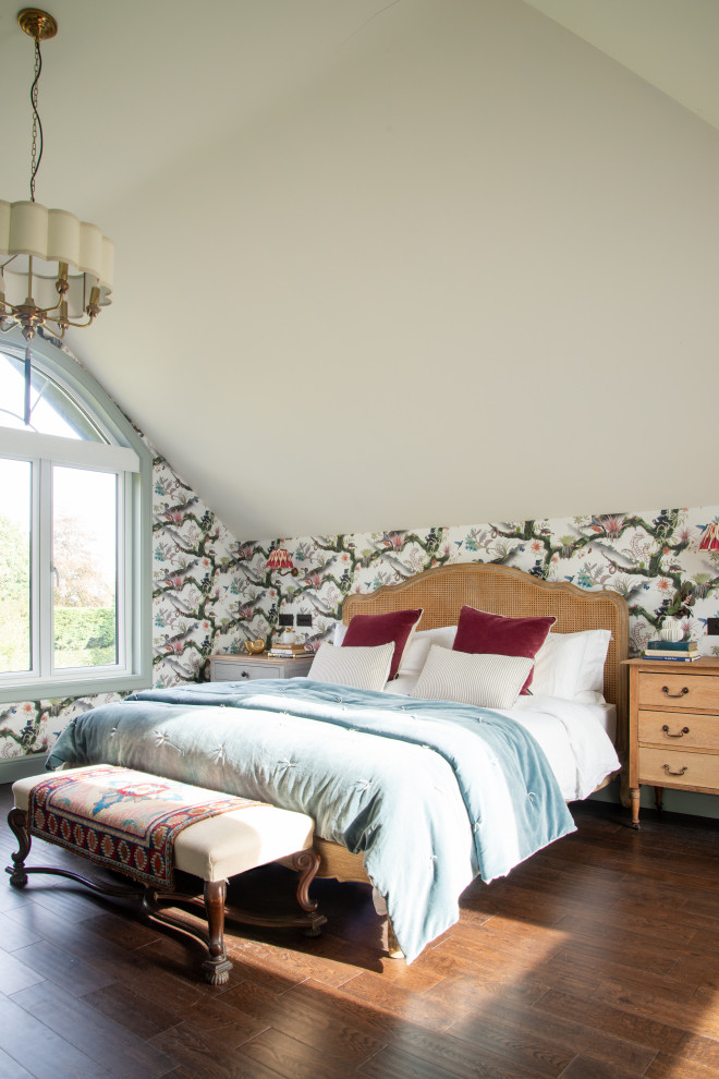 Großes Stilmix Schlafzimmer mit weißer Wandfarbe, dunklem Holzboden, braunem Boden, gewölbter Decke und Tapetenwänden in Hertfordshire