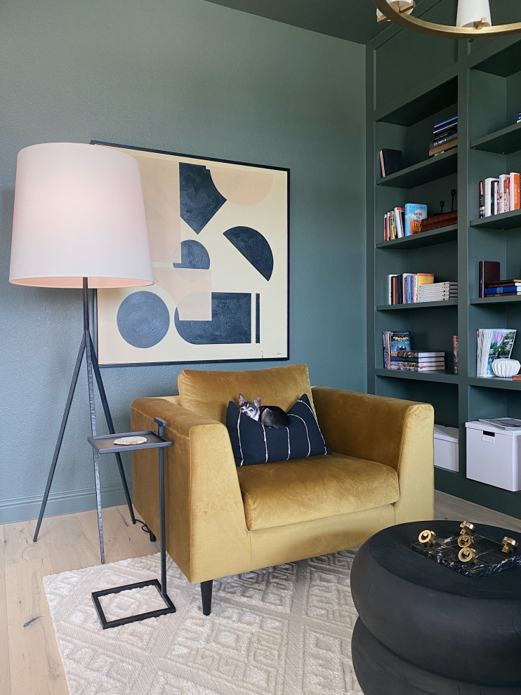ダラスにある高級な中くらいなトランジショナルスタイルのおしゃれなホームオフィス・書斎 (ライブラリー、緑の壁、淡色無垢フローリング、ベージュの床) の写真