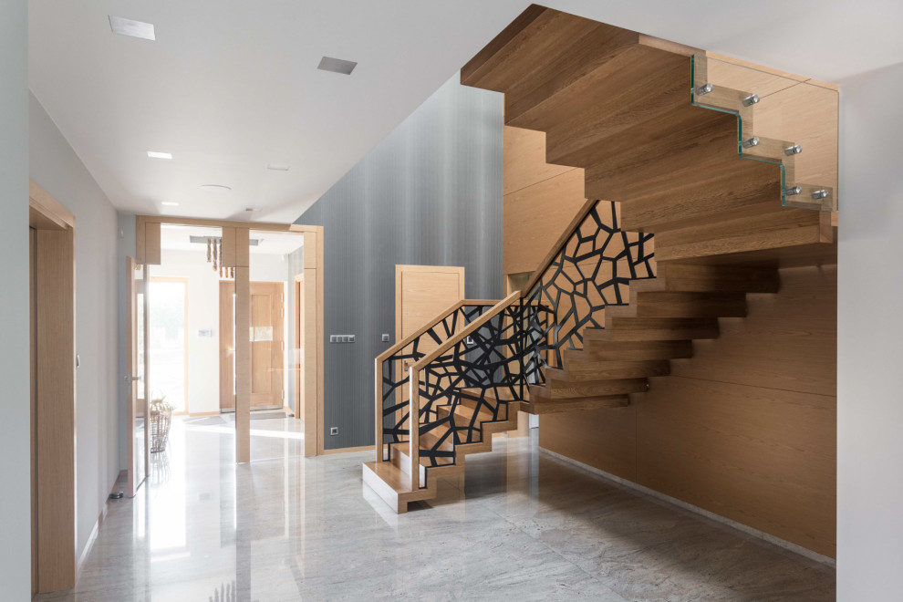 На фото: п-образная деревянная лестница в современном стиле с деревянными ступенями и металлическими перилами