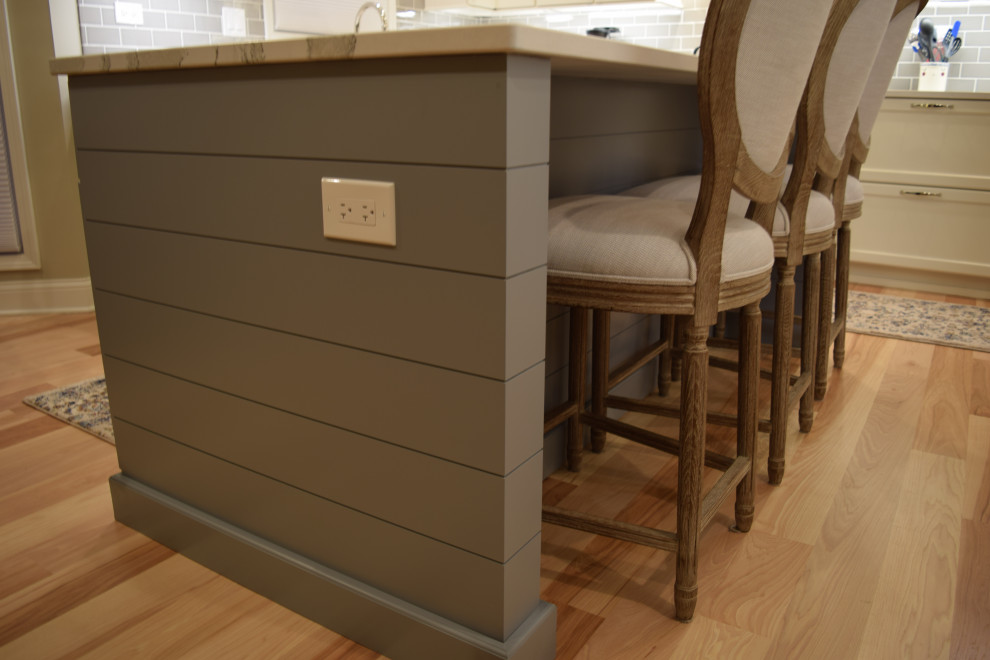 Transitional home design photo in Chicago