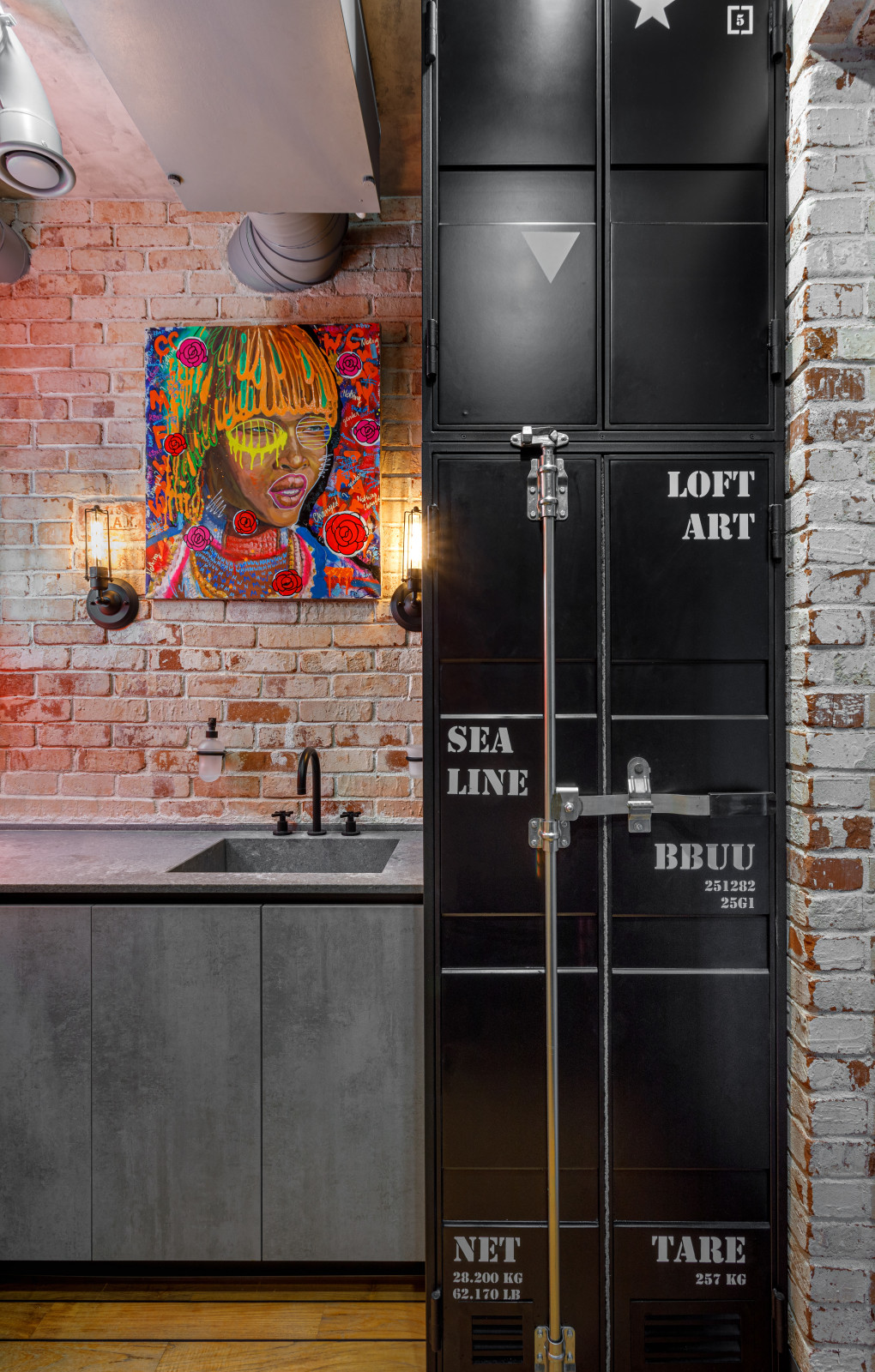 Яркий лофт для ценителя современного искусства