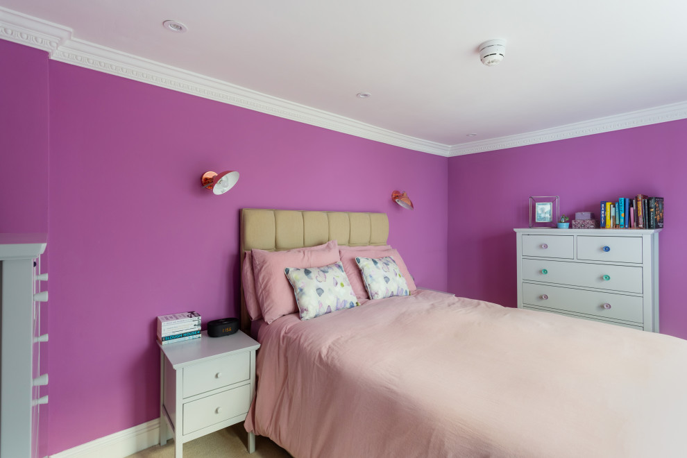 Idée de décoration pour une chambre design de taille moyenne avec un mur violet, aucune cheminée et un sol beige.