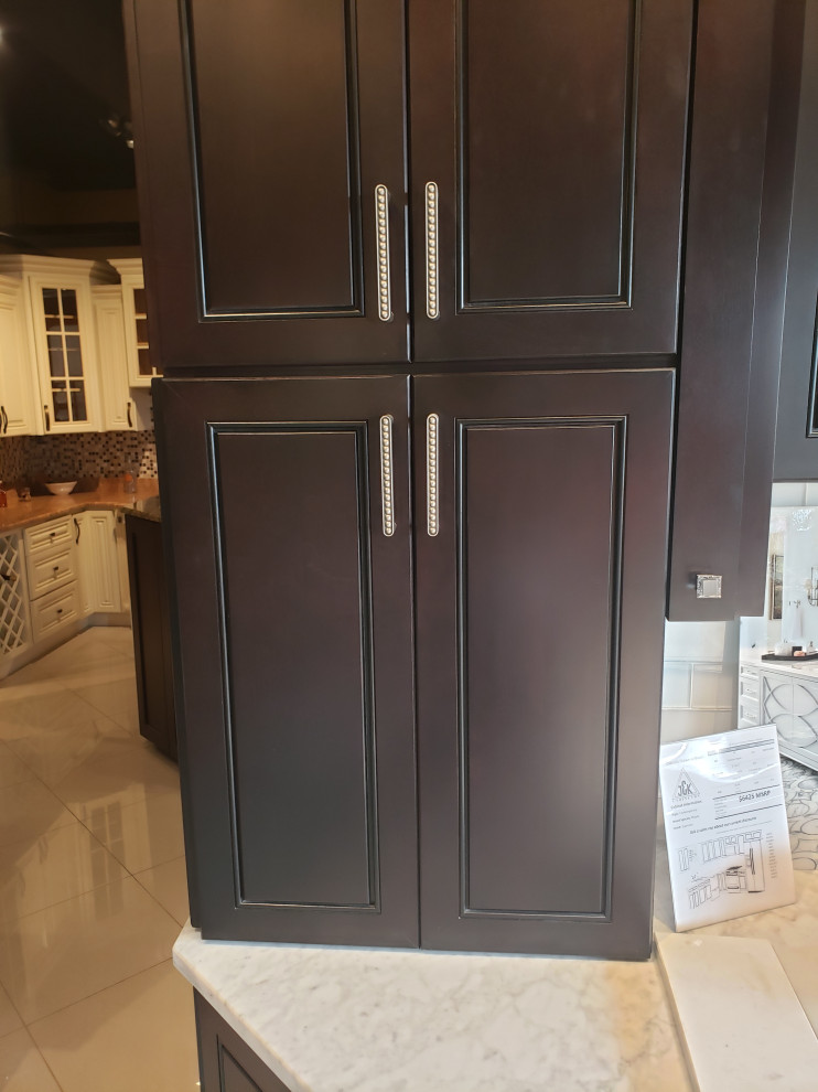 Transitional kitchen photo in Chicago