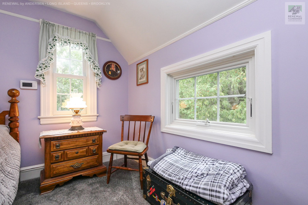 На фото: хозяйская спальня среднего размера с фиолетовыми стенами, ковровым покрытием, серым полом и сводчатым потолком без камина