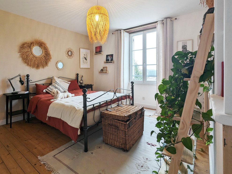 Mittelgroßes Retro Hauptschlafzimmer ohne Kamin mit beiger Wandfarbe und hellem Holzboden in Bordeaux