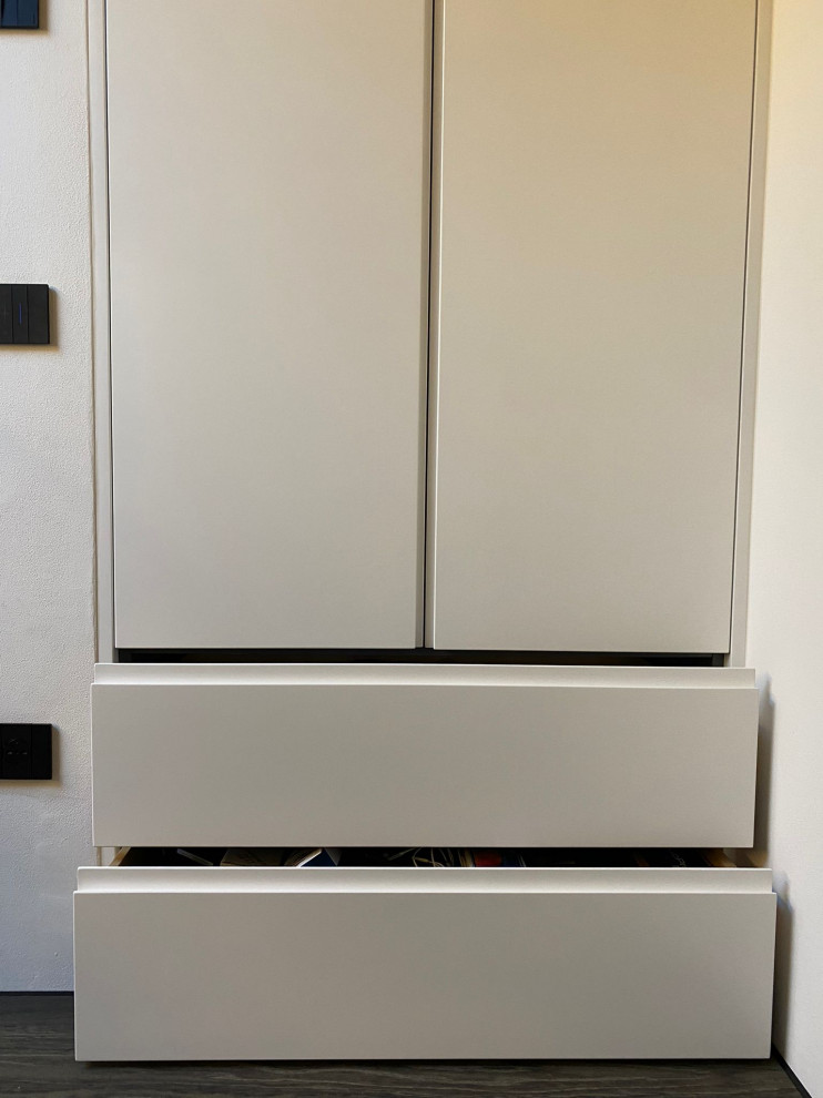 Immagine di un armadio incassato unisex design di medie dimensioni con ante lisce e ante bianche