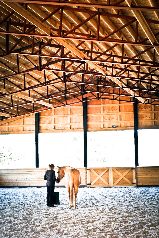 This is an example of an expansive traditional barn in Sacramento.