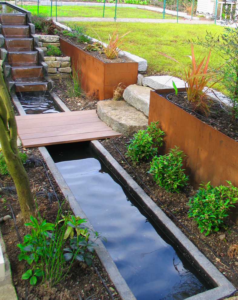 Photo of a contemporary garden in Seattle with a water feature.