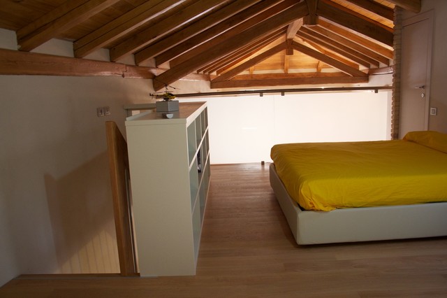 Camera su soppalco contemporary-bedroom