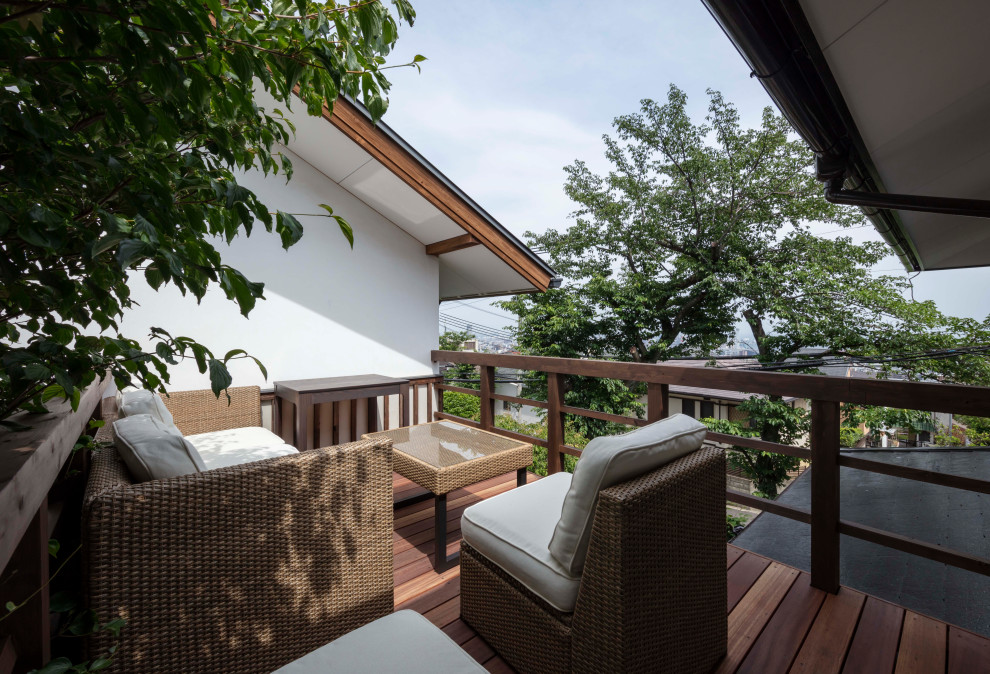 Пример оригинального дизайна: маленький балкон и лоджия с перегородкой для приватности и деревянными перилами без защиты от солнца для на участке и в саду