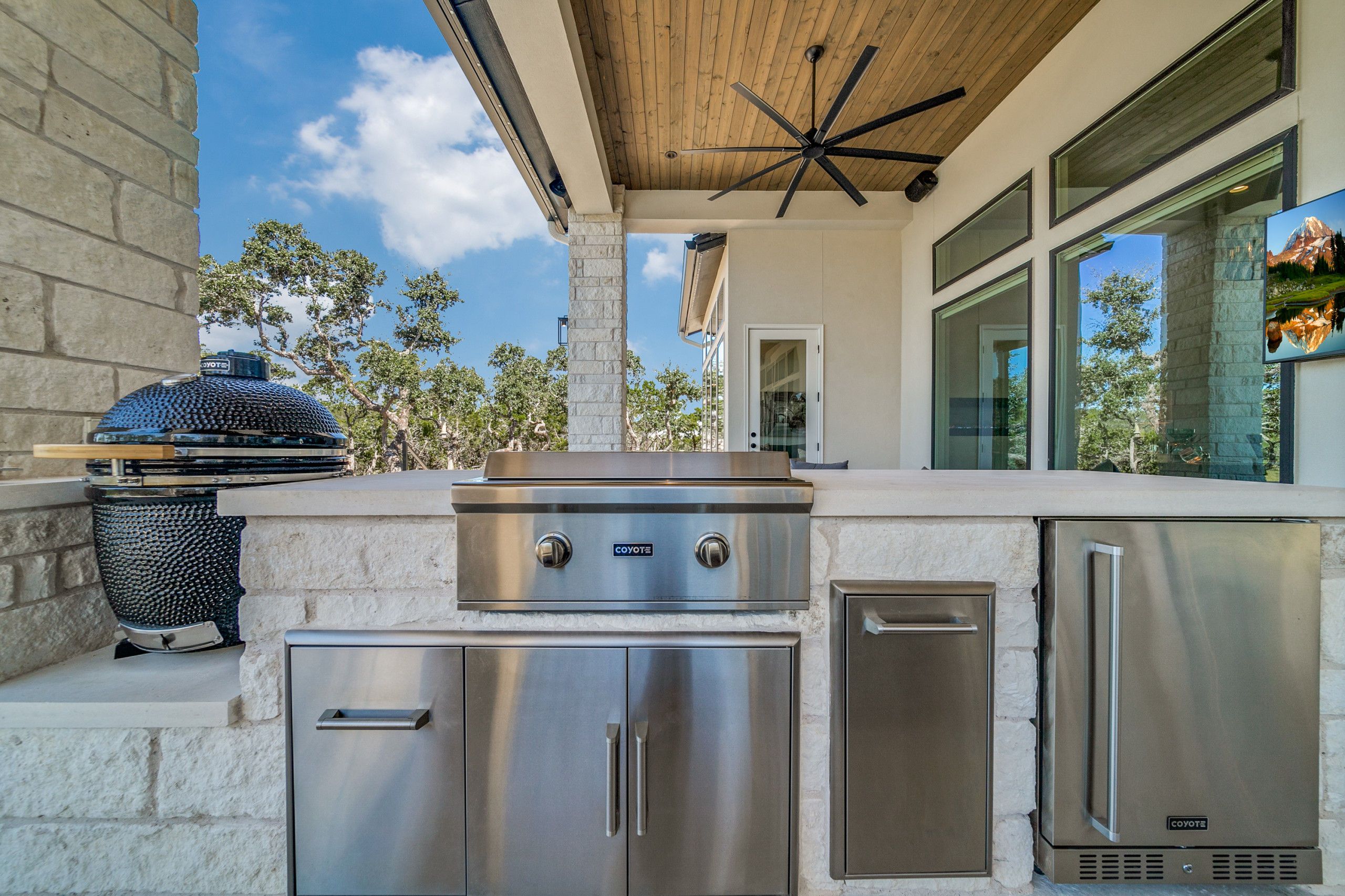 Modern European: 3,830 ft², 4 BR/3 BA/1 ST
