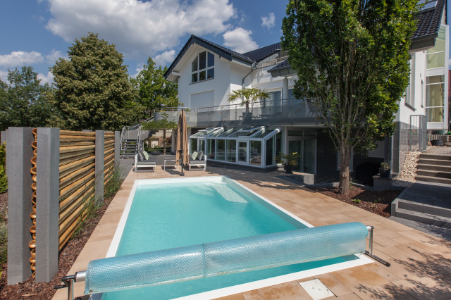 Das Bambus Designelement grenzt das Grundstck ein und dient als  Sichtschutz. - Modern - Pools - Frankfurt am Main - von Rinn Beton- und  Naturstein | Houzz