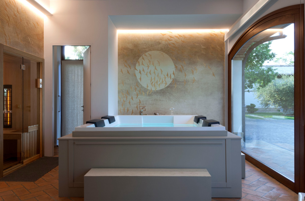 На фото: большая баня и сауна в стиле рустика с гидромассажной ванной, бежевыми стенами, кирпичным полом и оранжевым полом