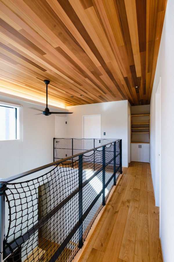 Источник вдохновения для домашнего уюта: коридор с белыми стенами, паркетным полом среднего тона, деревянным потолком и обоями на стенах