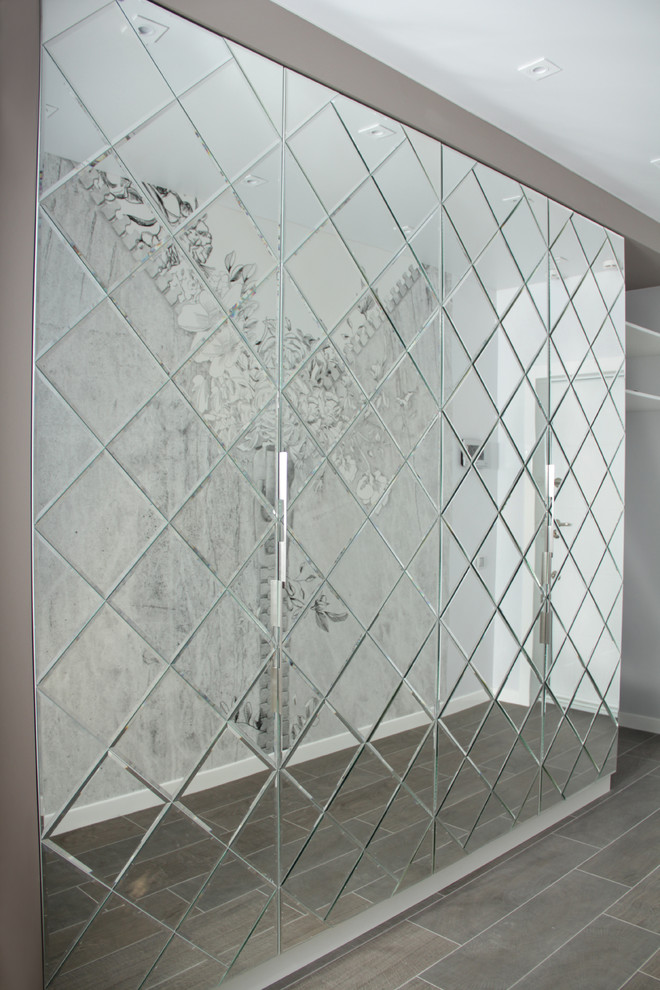 Шкаф с зеркальным фасадом в коридоре