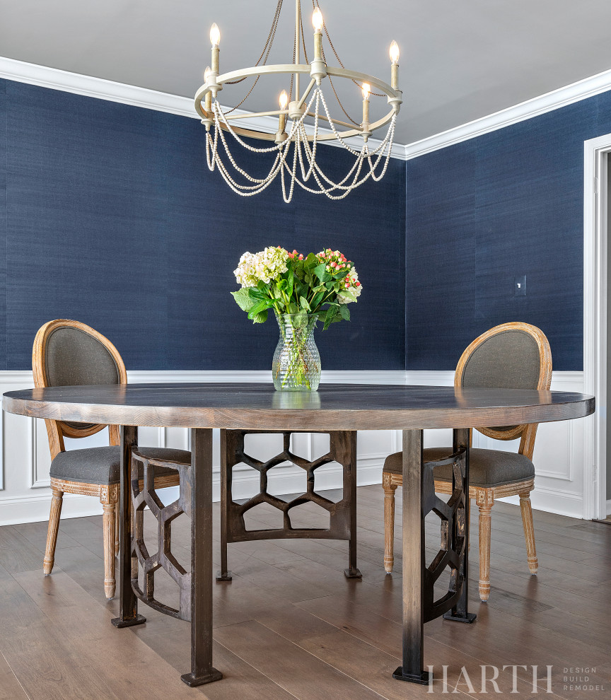 Immagine di una sala da pranzo classica chiusa e di medie dimensioni con pareti blu, pavimento in legno massello medio, pavimento marrone e boiserie