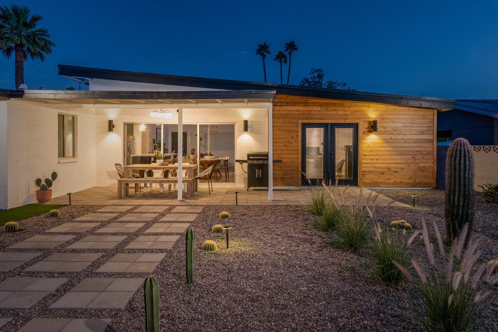 Photo of a mid-sized modern backyard garden in Phoenix with a fire feature and concrete pavers.