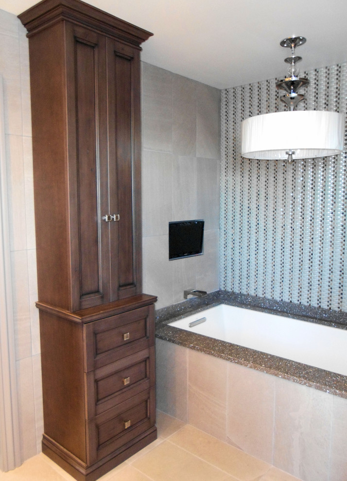 Home design - transitional home design idea in Toronto