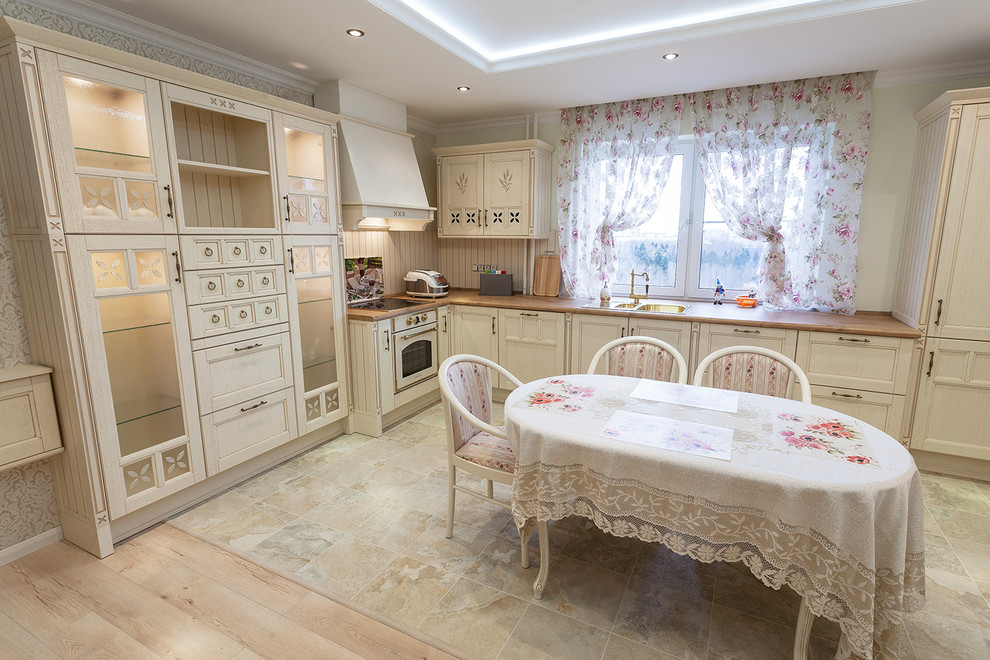 Inspiration for a traditional kitchen in Moscow.