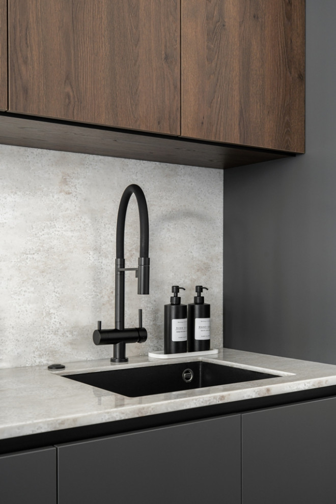 Городская квартира с продуманным дизайном и камином в ТВ тумбе