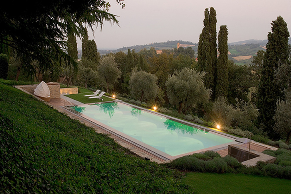 This is an example of a contemporary pool in Bologna.