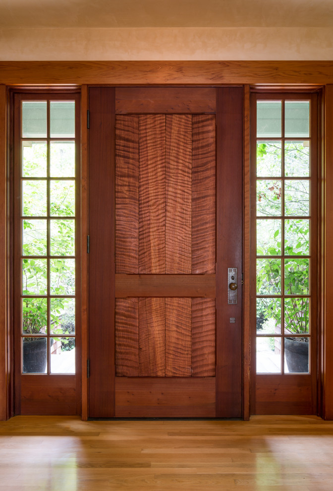 Foto de puerta principal marinera con suelo de madera clara, puerta simple y puerta de madera en tonos medios