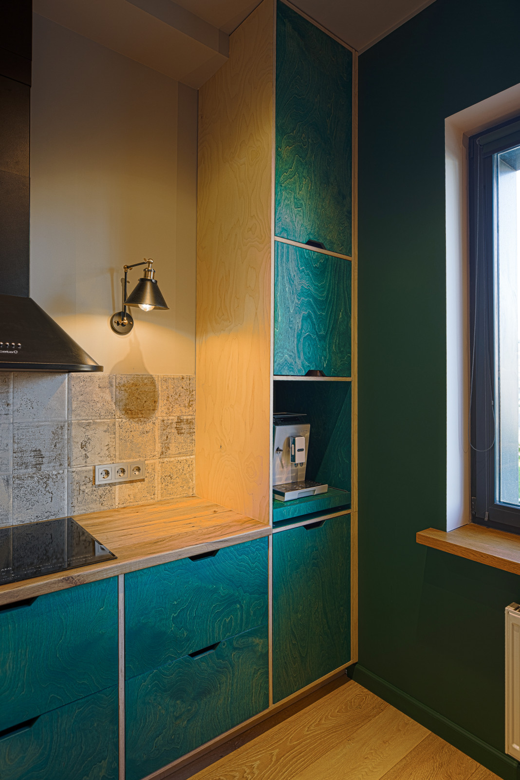 Кухня из фанеры с открытыми торцами ящиков.