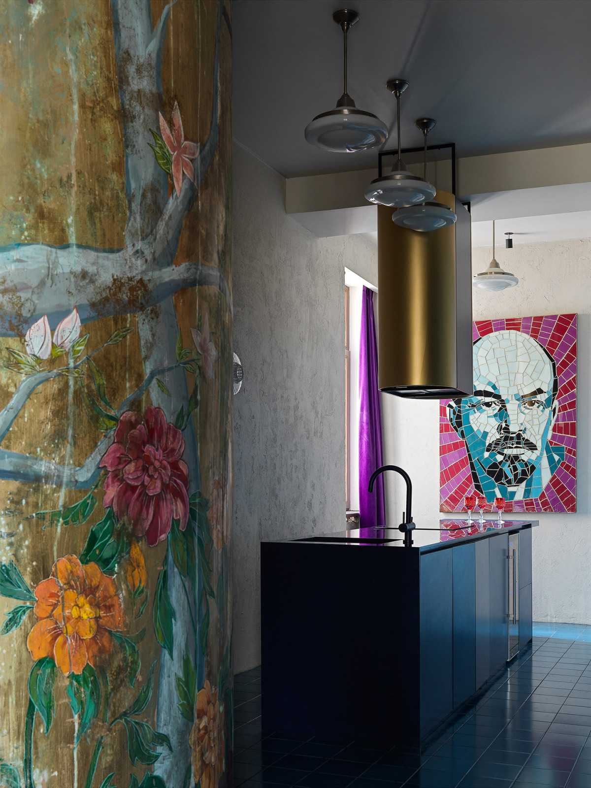 Кухня и стена с состаренной росписью в стиле шинуазри