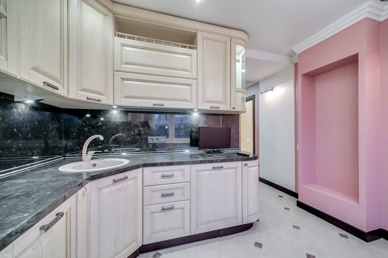 Кухня 6м2 для пожилой дамы