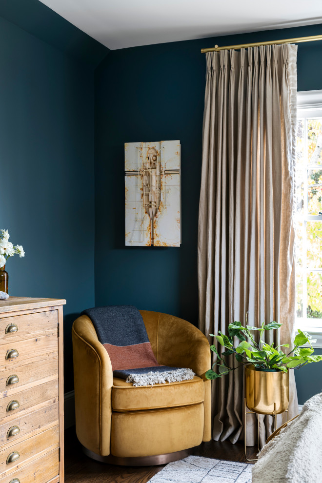 Idéer för mellanstora eklektiska sovrum, med blå väggar, mellanmörkt trägolv och brunt golv