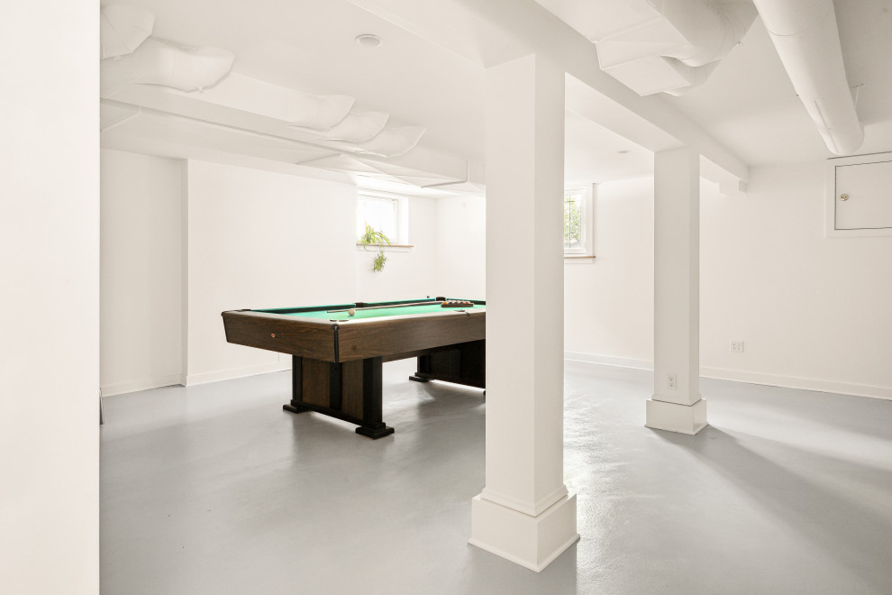 Inspiration pour un sous-sol traditionnel enterré et de taille moyenne avec salle de jeu, un mur blanc, sol en béton ciré, un sol gris et un plafond décaissé.