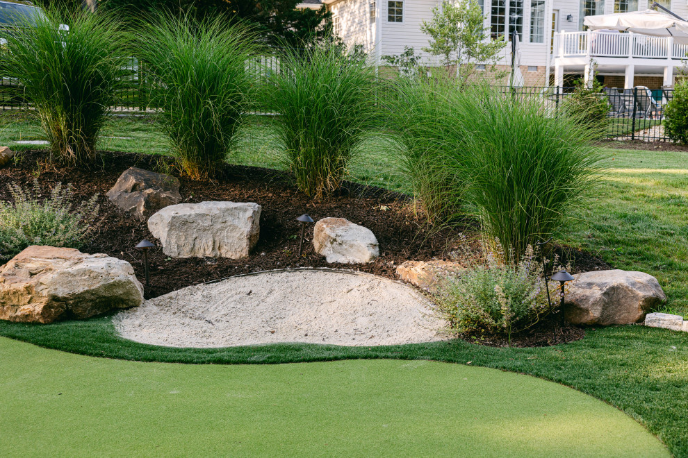 Photo of a transitional landscaping in Richmond.